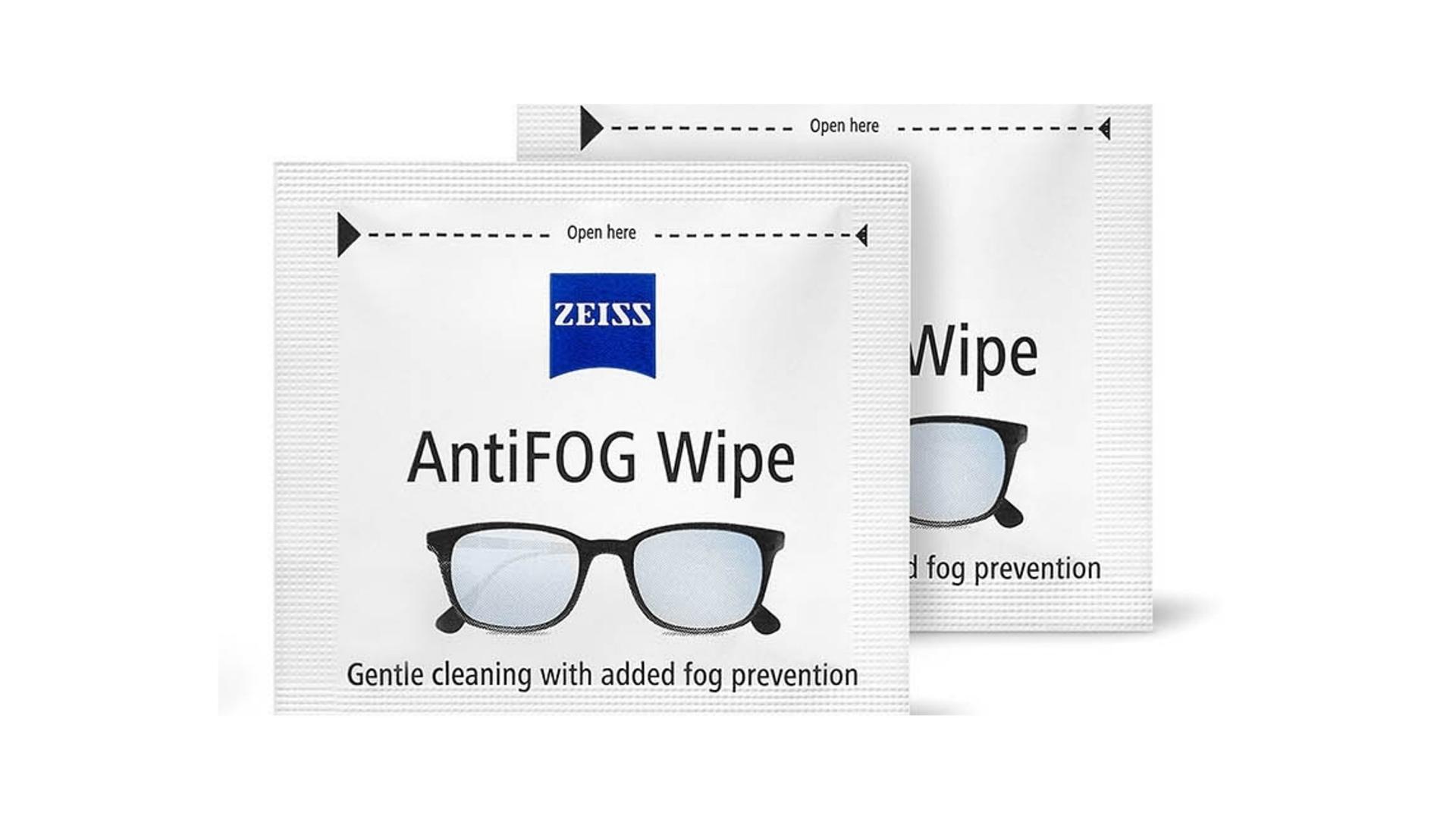 An image of ZEISS lens cleaning wipes and spray.