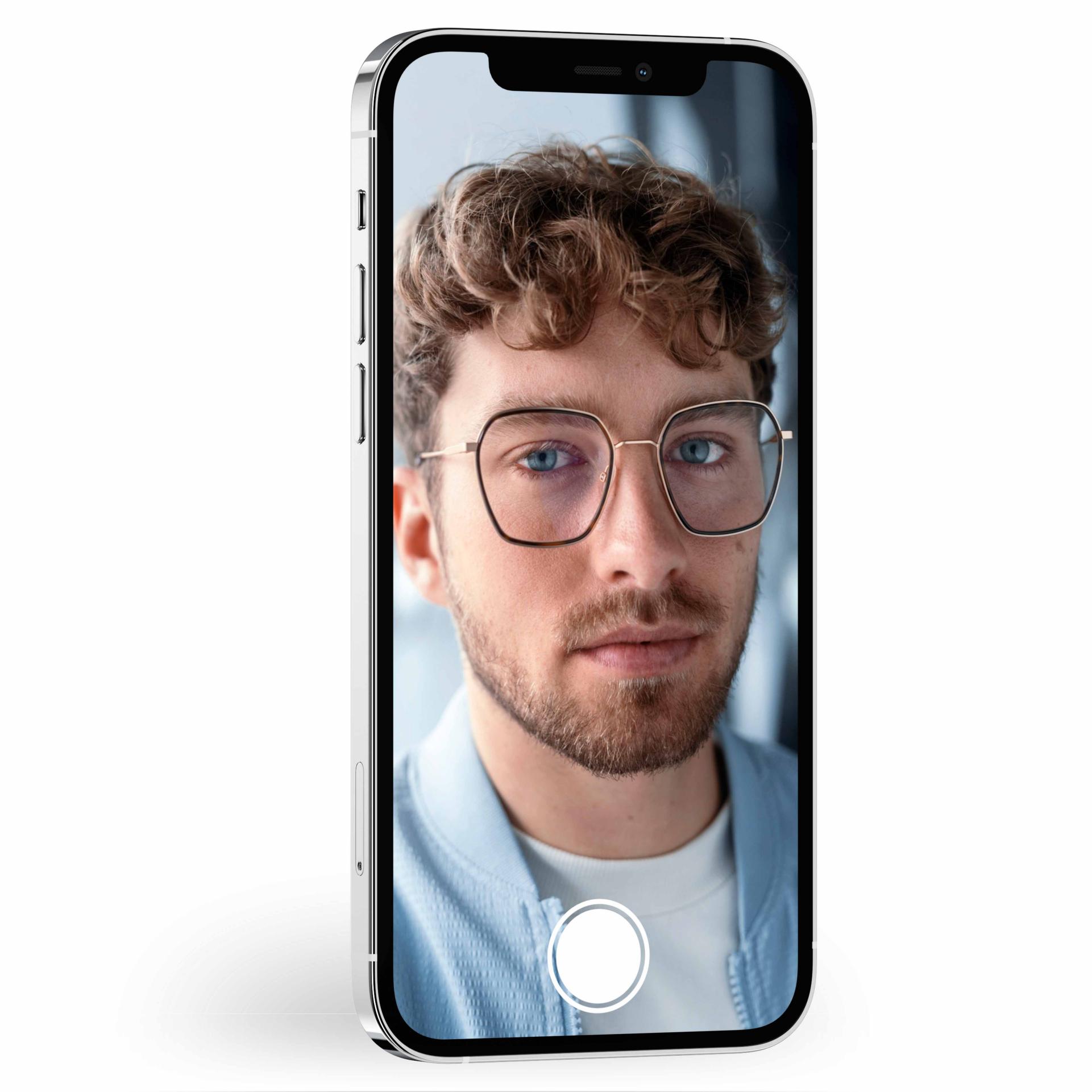 A picture with a slider showing a person wearing glasses. When you move the slider, you can see that ZEISS lenses with DuraVision coating are much less reflective..